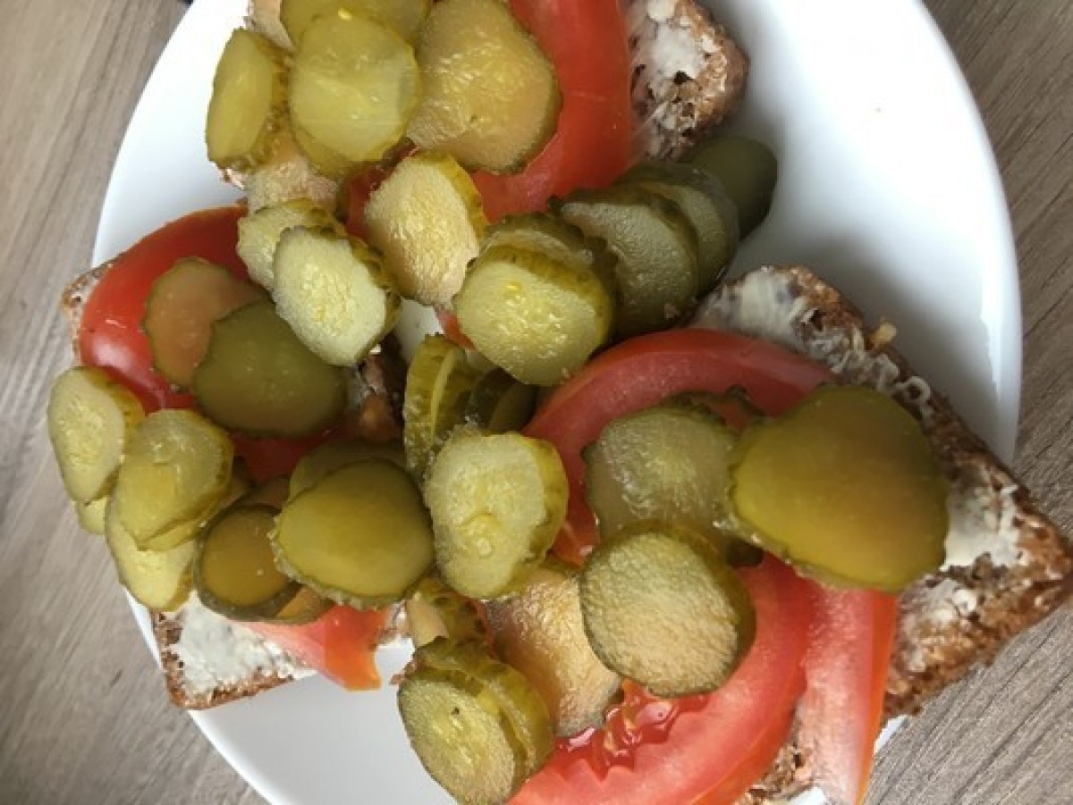 Przepis na Kanapka z pomidorem i ogórkiem