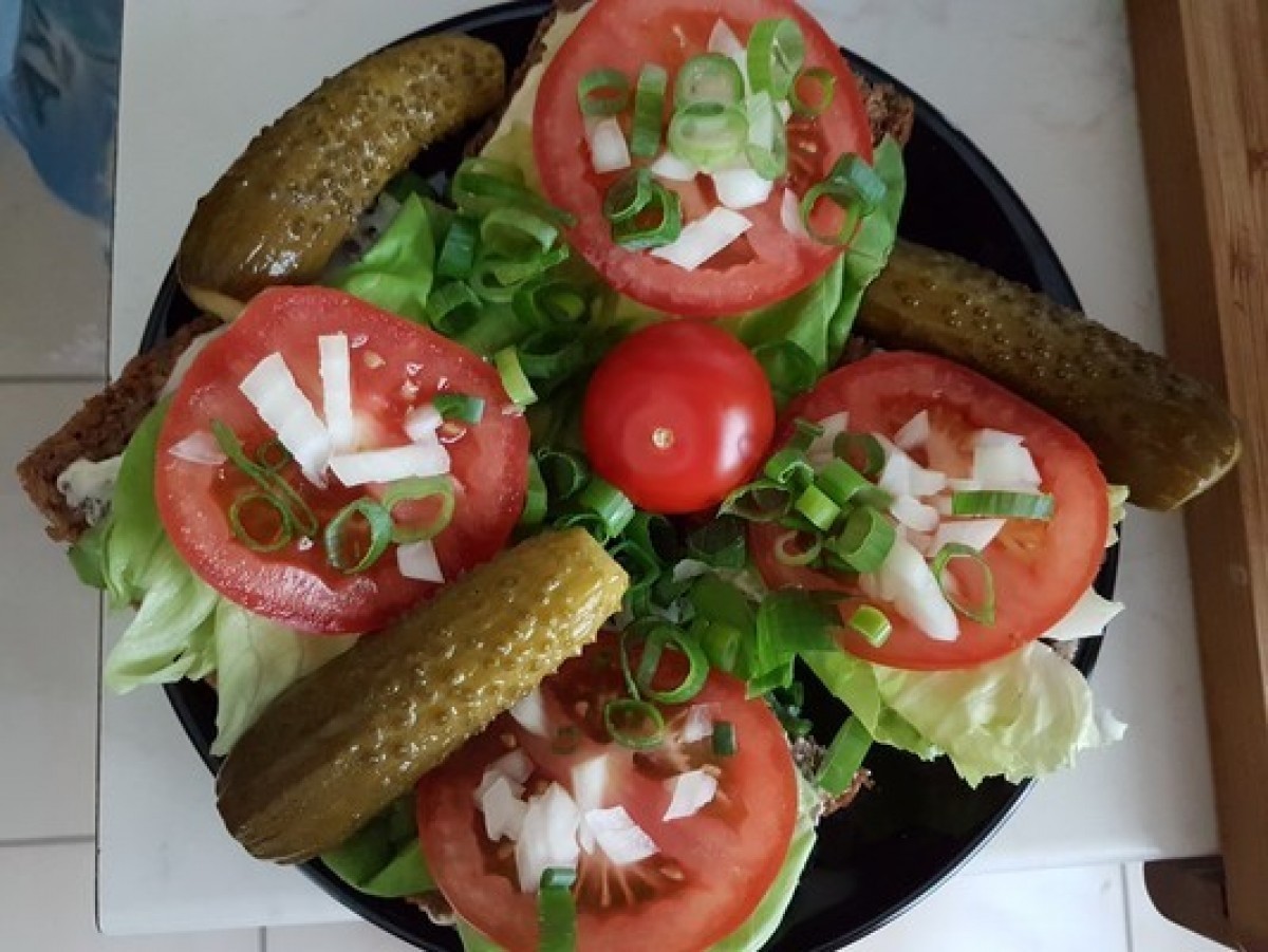 Przepis na Kanapka z pomidorem i ogórkiem