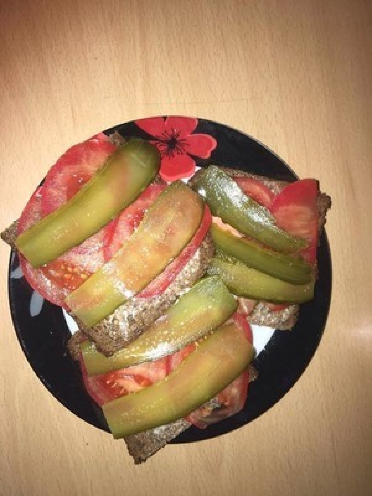 Przepis na Kanapka z pomidorem i ogórkiem