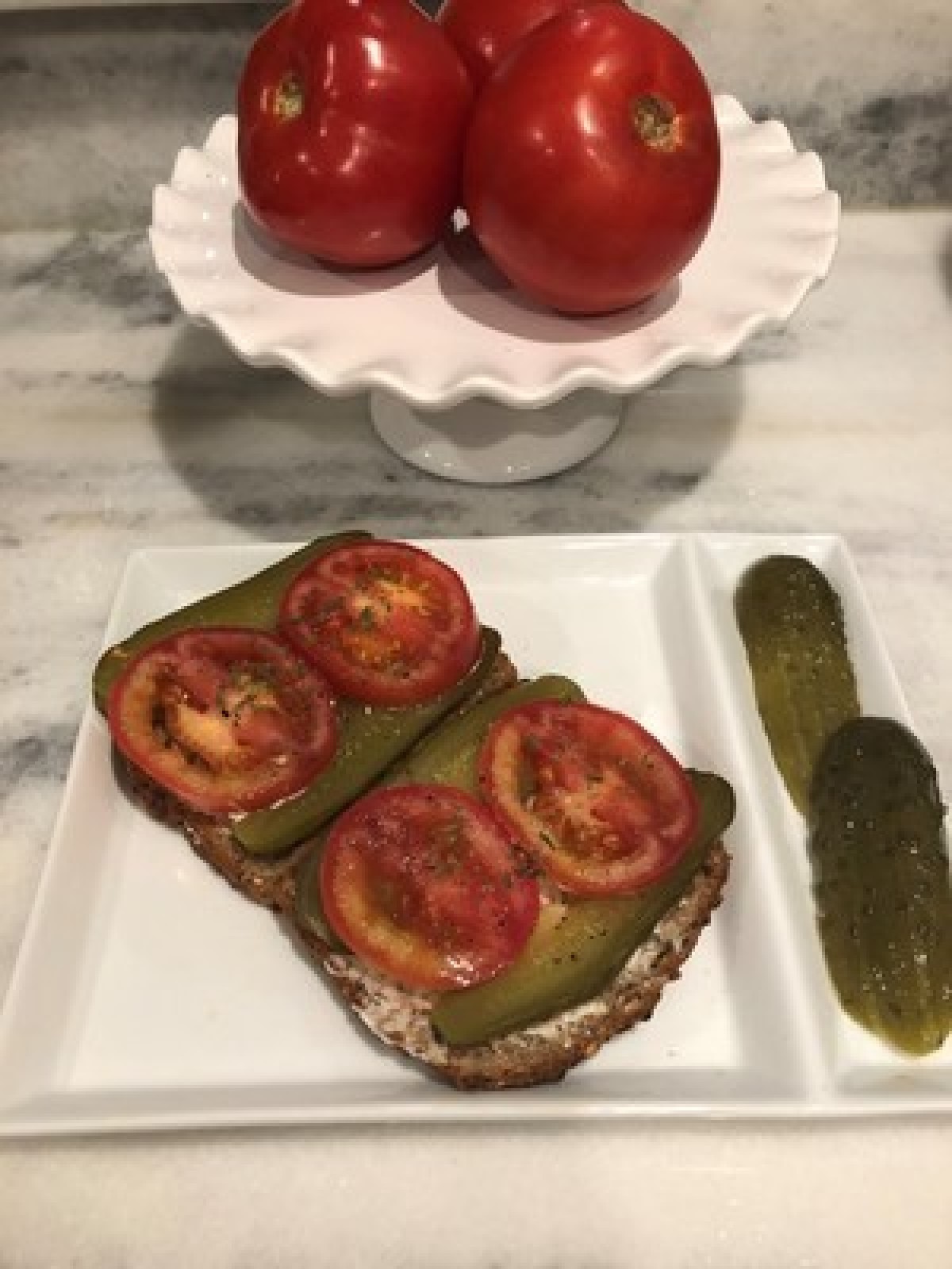 Przepis na Kanapka z pomidorem i ogórkiem