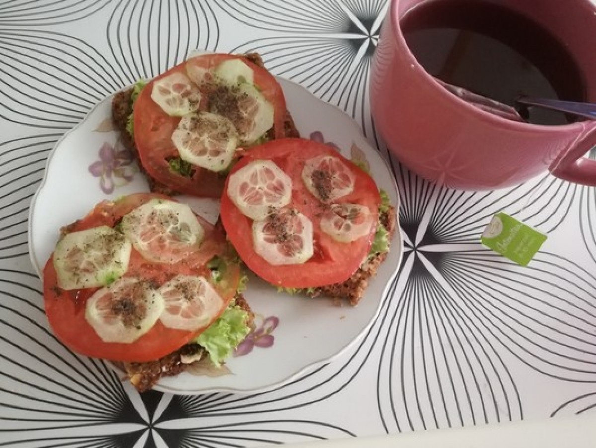 Przepis na Kanapka z pomidorem i ogórkiem