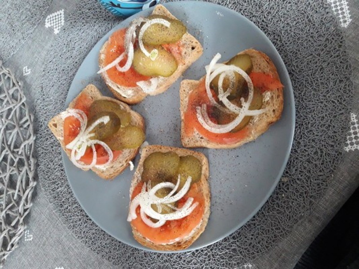 Przepis na Kanapka z pomidorem i ogórkiem