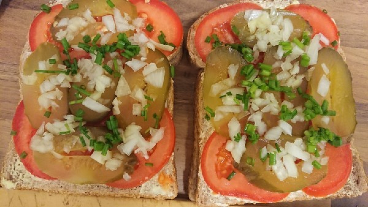 Przepis na Kanapka z pomidorem i ogórkiem