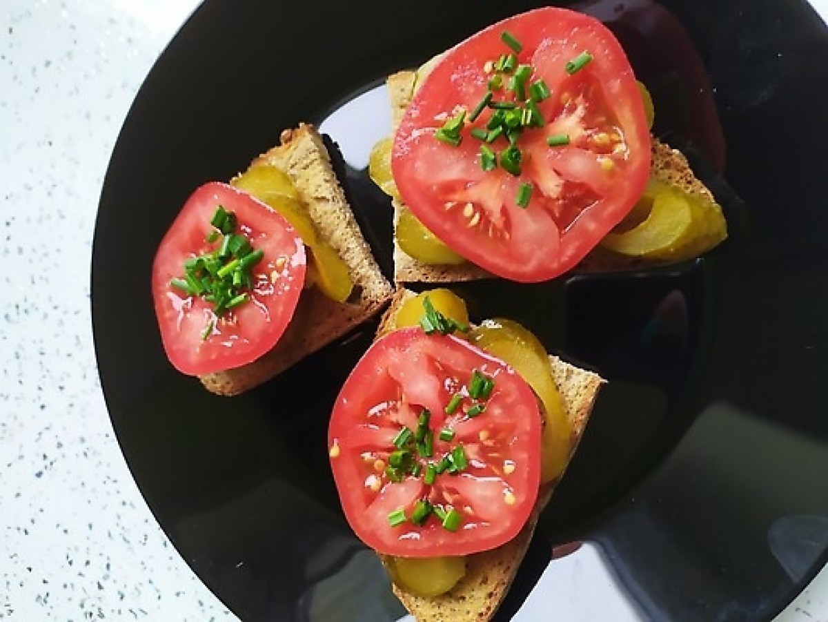 Przepis na Kanapka z pomidorem i ogórkiem