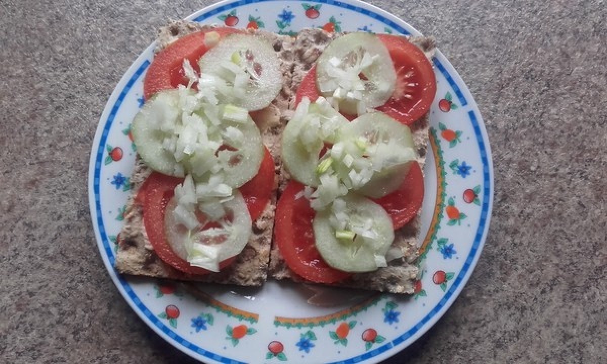 Przepis na Kanapka z pomidorem i ogórkiem