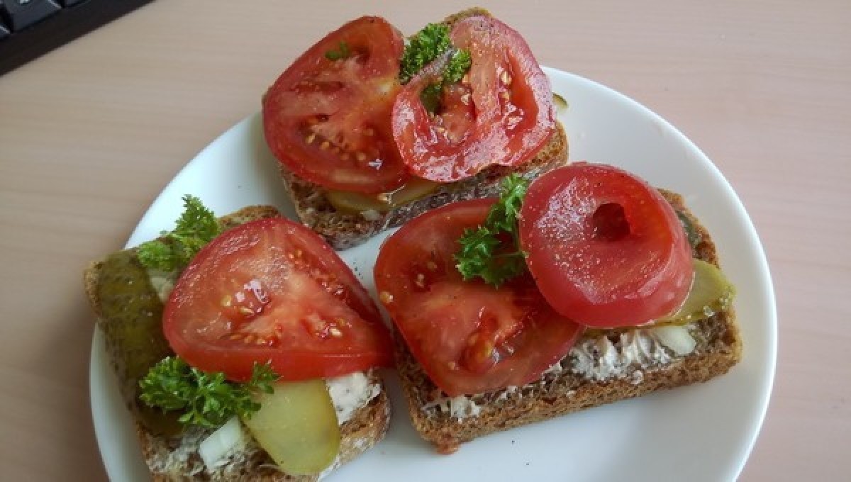 Przepis na Kanapka z pomidorem i ogórkiem