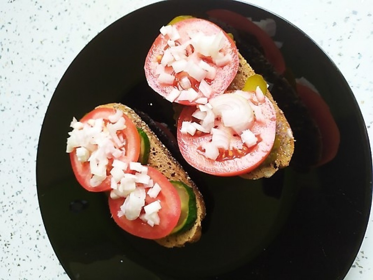 Przepis na Kanapka z pomidorem i ogórkiem