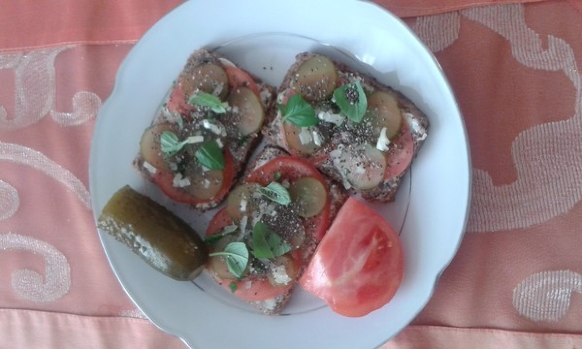 Przepis na Kanapka z pomidorem i ogórkiem