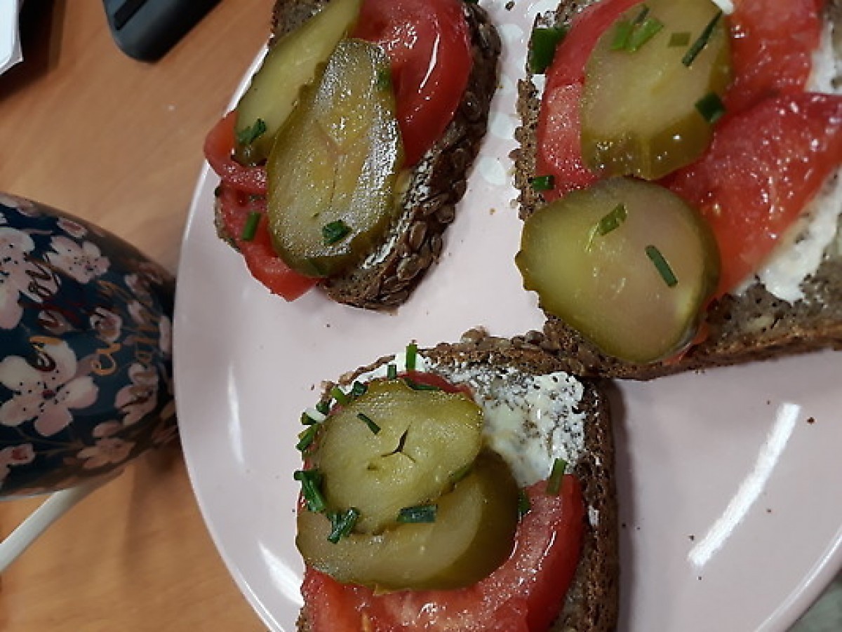 Przepis na Kanapka z pomidorem i ogórkiem