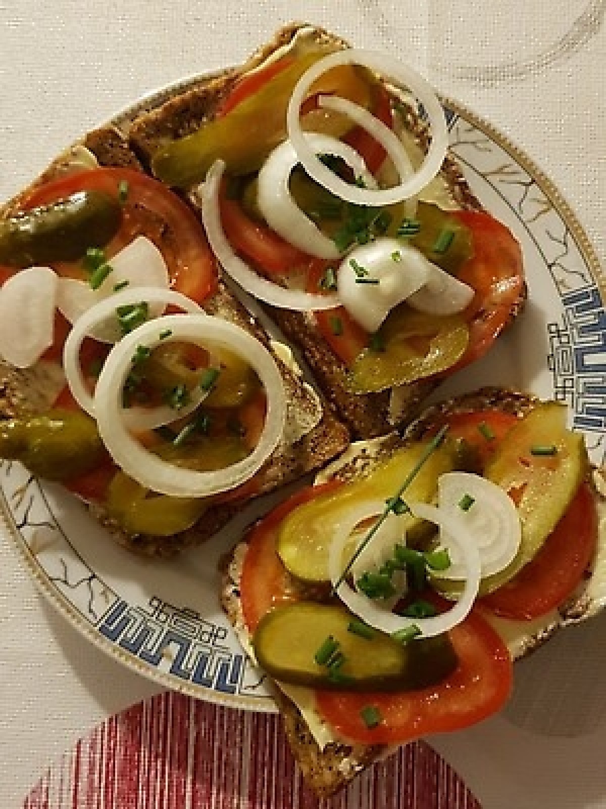 Przepis na Kanapka z pomidorem i ogórkiem