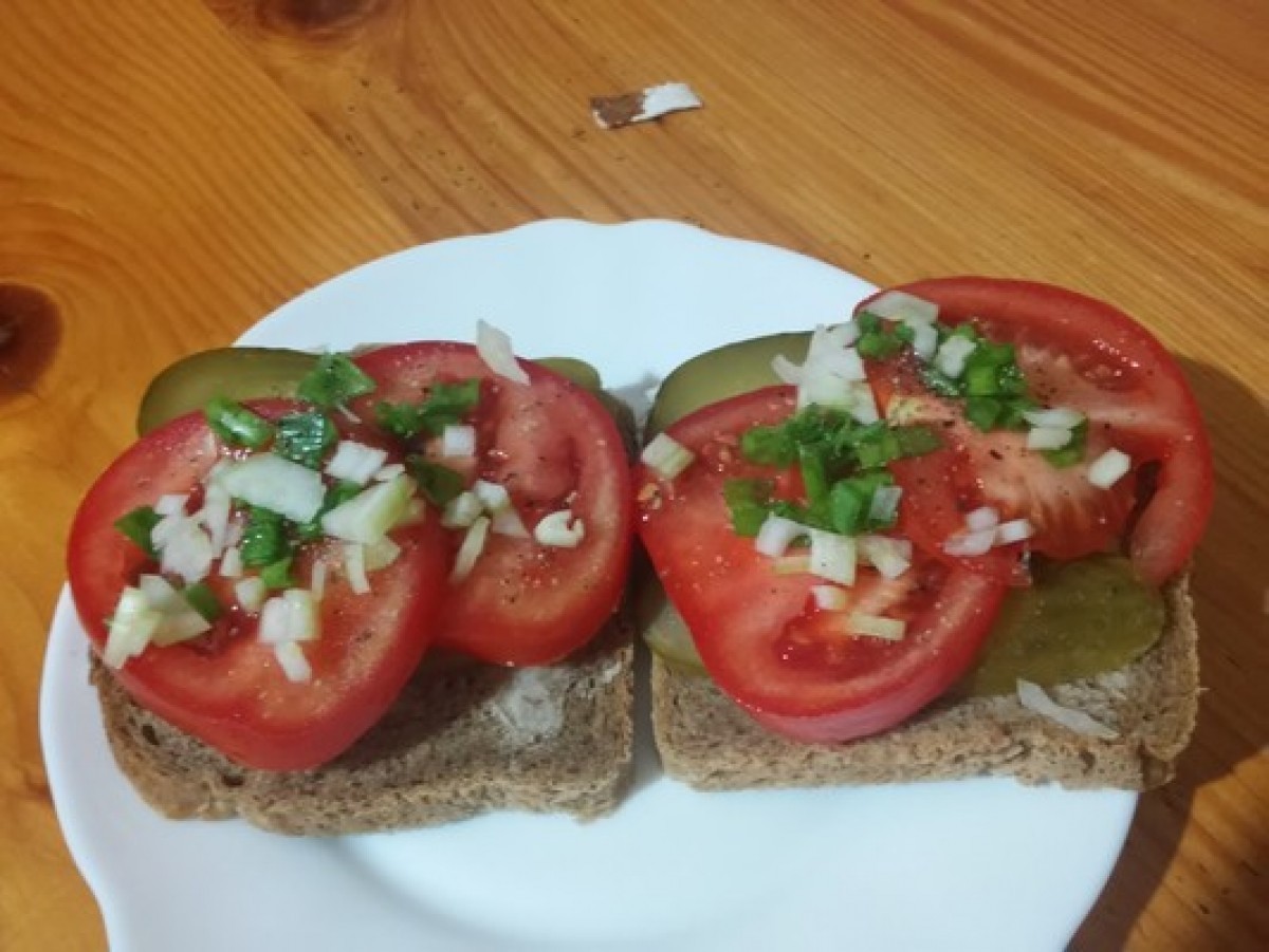 Przepis na Kanapka z pomidorem i ogórkiem