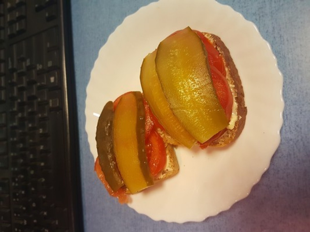 Przepis na Kanapka z pomidorem i ogórkiem
