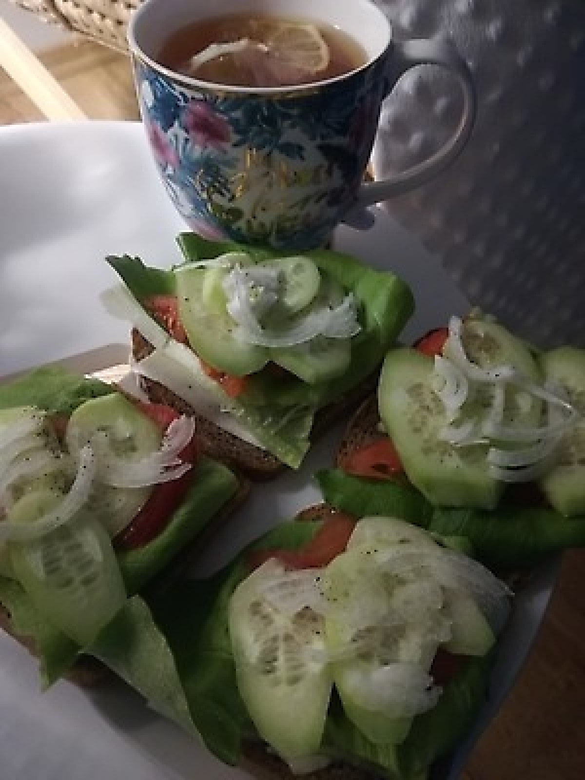 Przepis na Kanapka z pomidorem i ogórkiem