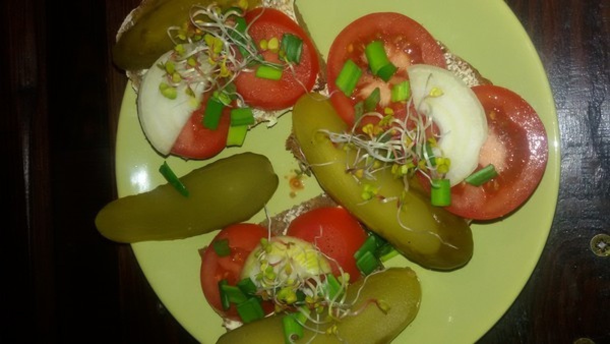 Przepis na Kanapka z pomidorem i ogórkiem