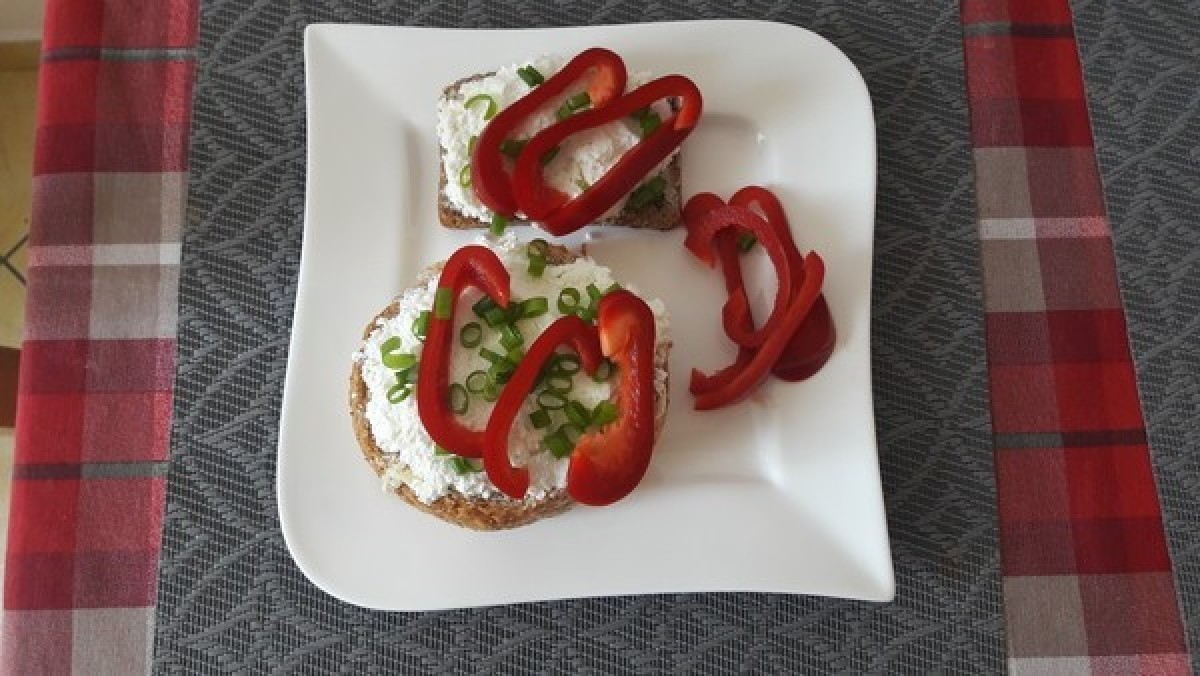 Przepis na Kanapka z twarożkiem, szczypiorkiem i papryką