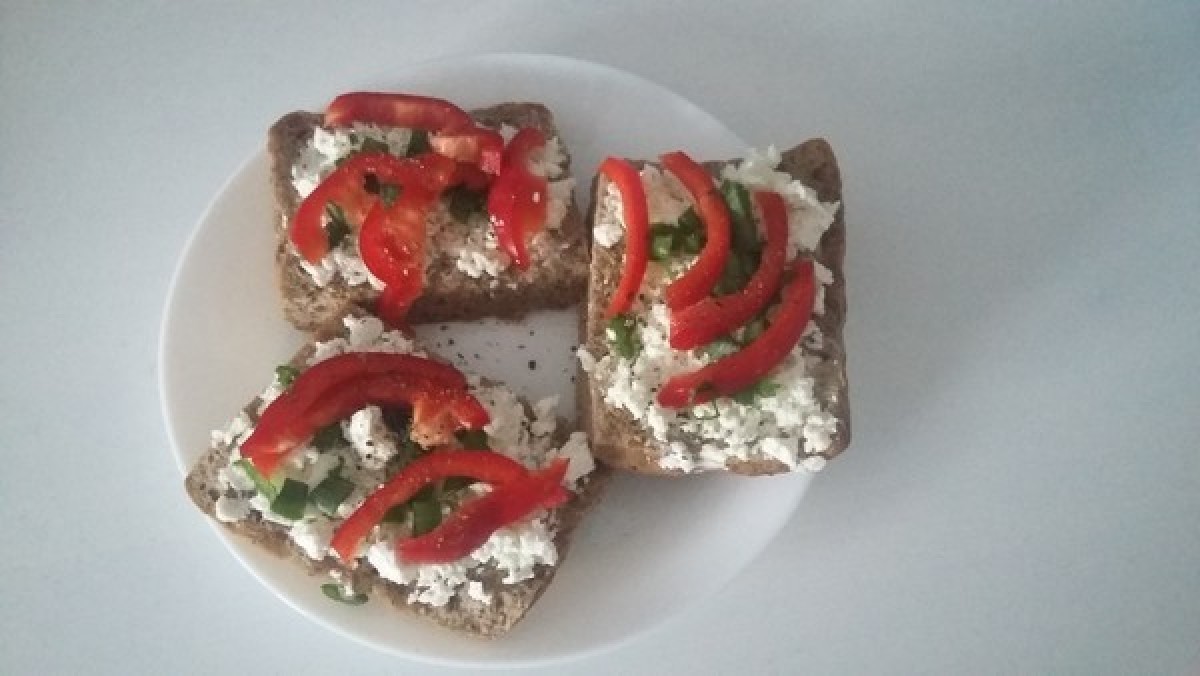 Przepis na Kanapka z twarożkiem, szczypiorkiem i papryką