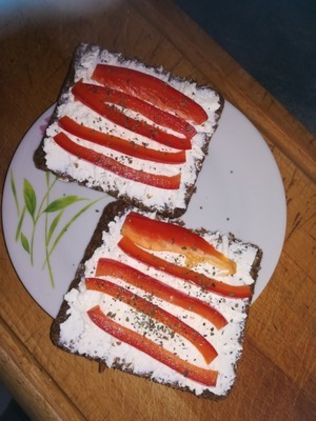 Przepis na Kanapka z twarożkiem, szczypiorkiem i papryką