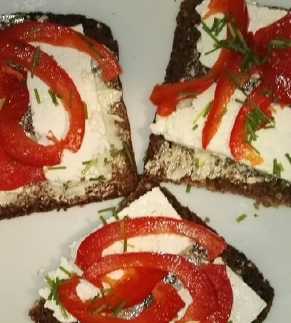 Przepis na Kanapka z twarożkiem, szczypiorkiem i papryką