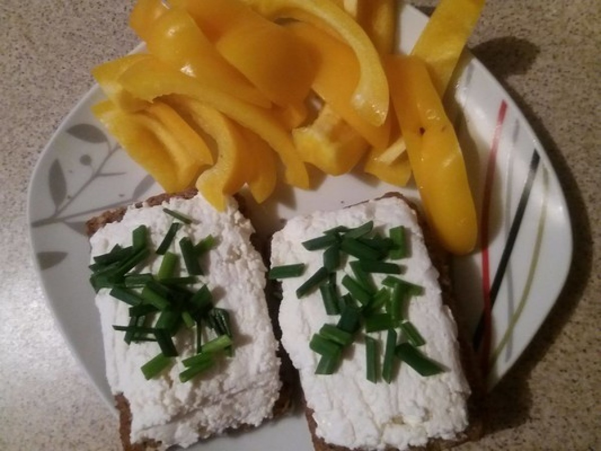 Przepis na Kanapka z twarożkiem, szczypiorkiem i papryką