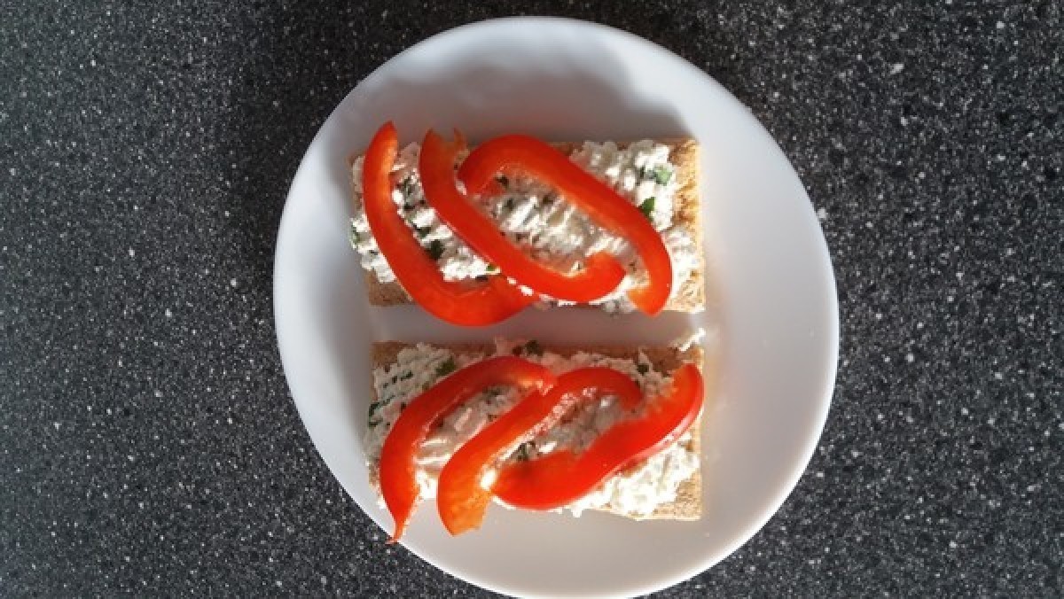 Przepis na Kanapka z twarożkiem, szczypiorkiem i papryką