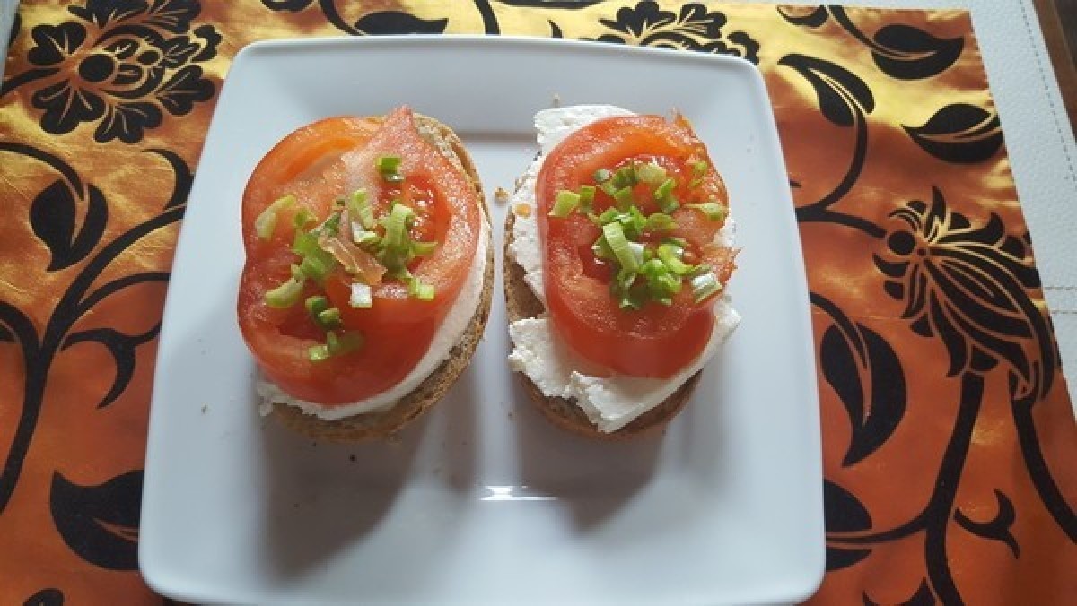 Przepis na Kanapka z twarożkiem, szczypiorkiem i papryką