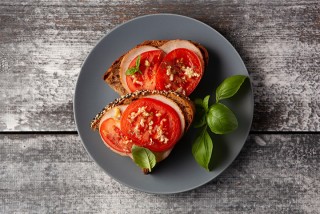 Grzanki z szynką i pomidorem