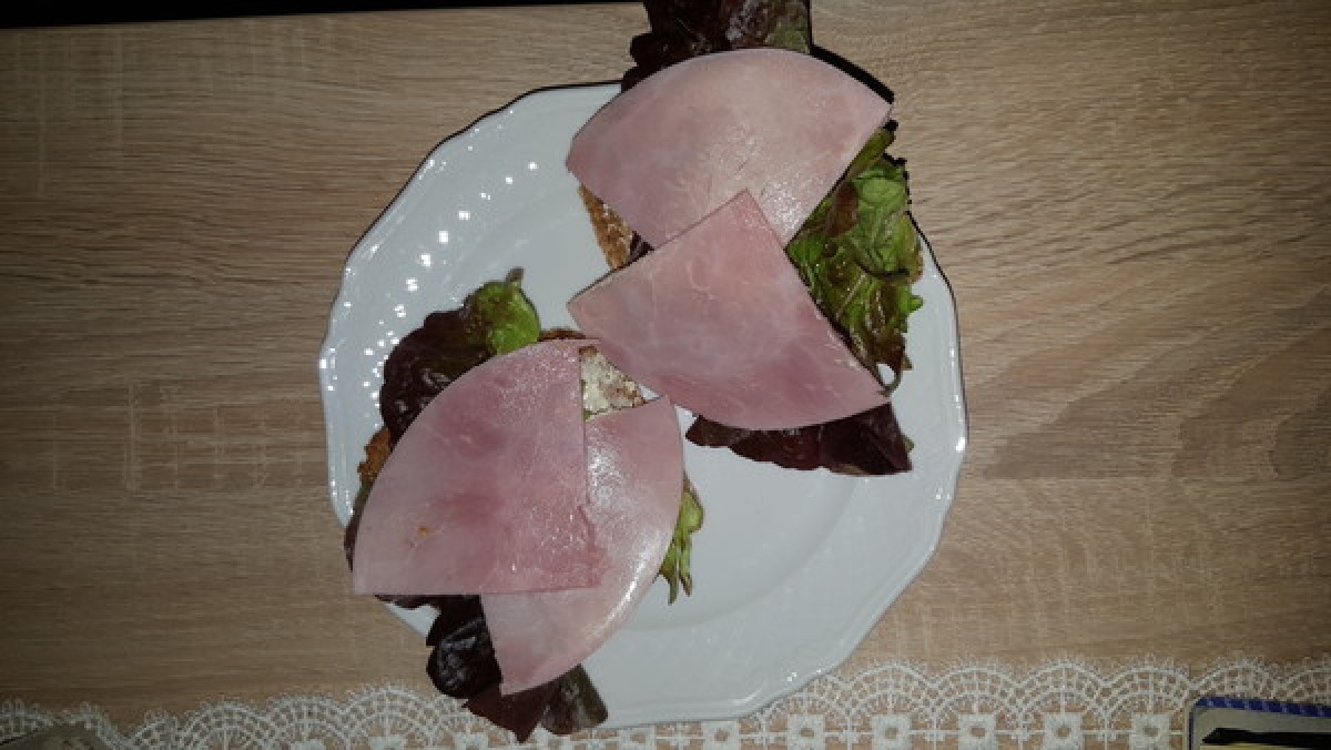 Przepis na Kanapka z sałatą i szynką