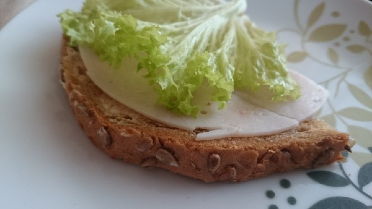 Przepis na Kanapka z sałatą i szynką