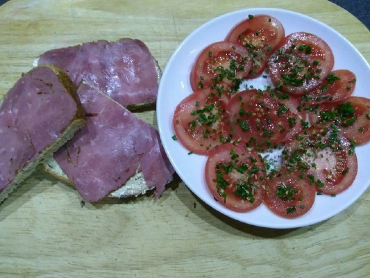 Przepis na Kanapka z szynką i surówka z pomidorów