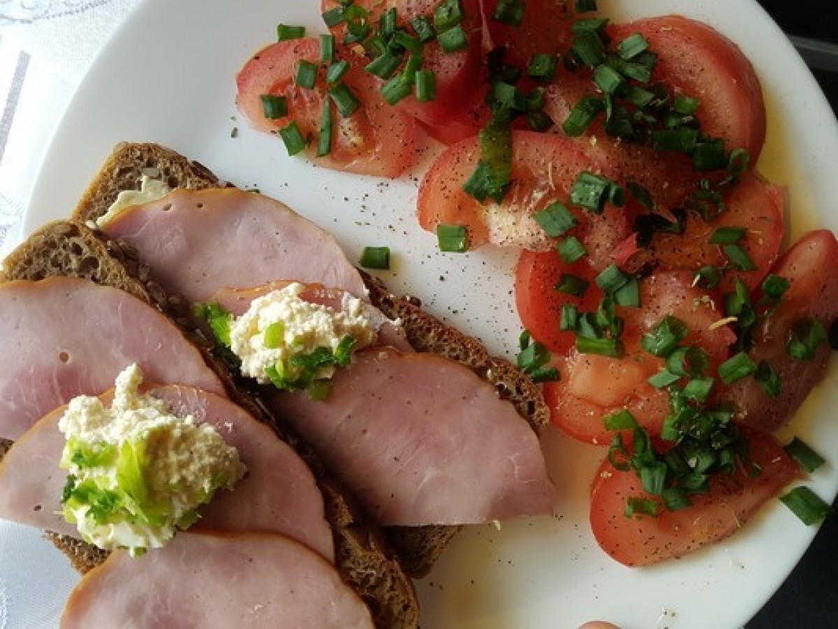 Przepis na Kanapka z szynką i surówka z pomidorów