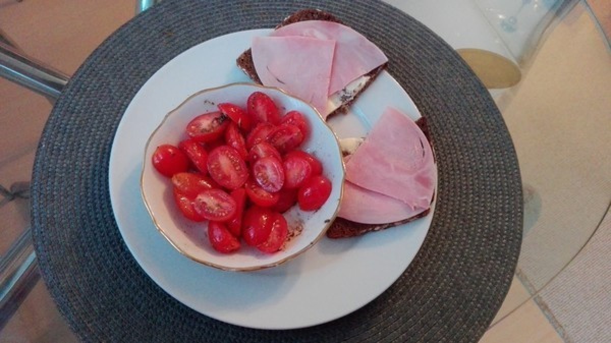 Przepis na Kanapka z szynką i surówka z pomidorów