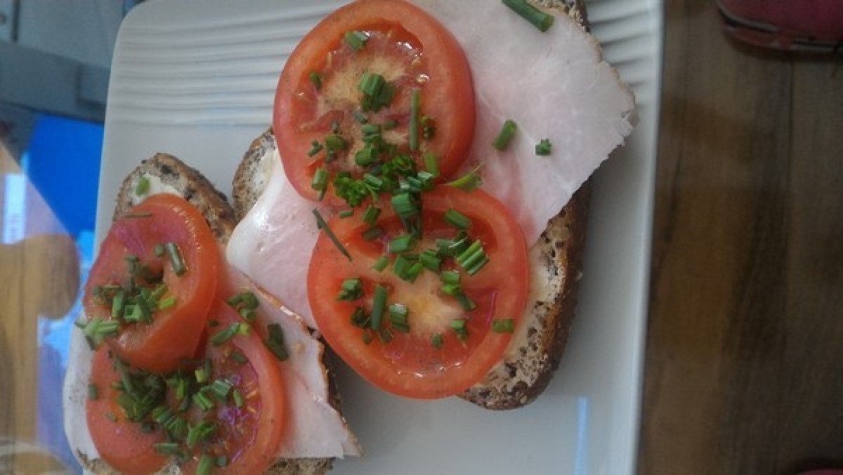 Przepis na Kanapka z szynką i surówka z pomidorów