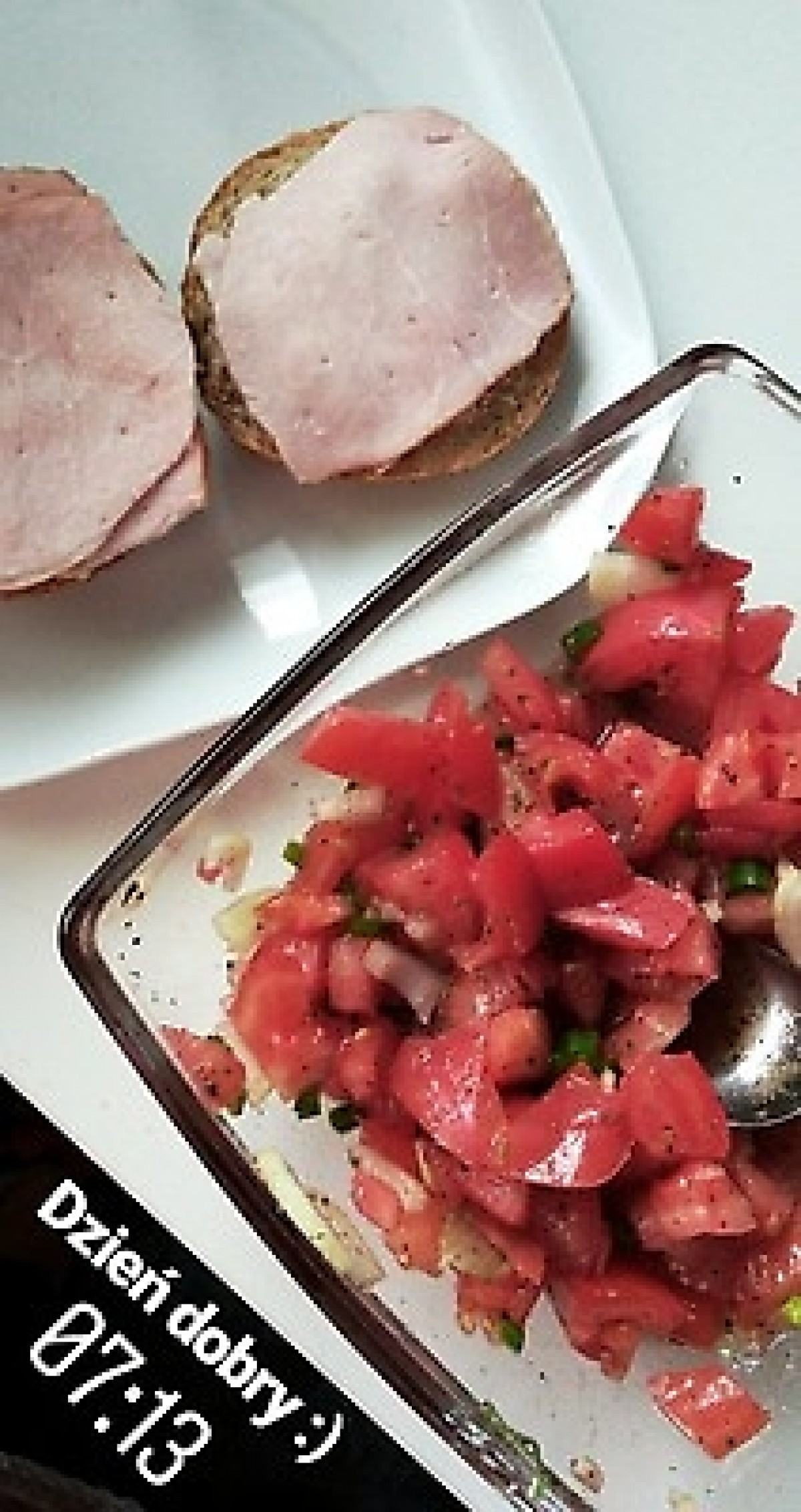 Przepis na Kanapka z szynką i surówka z pomidorów