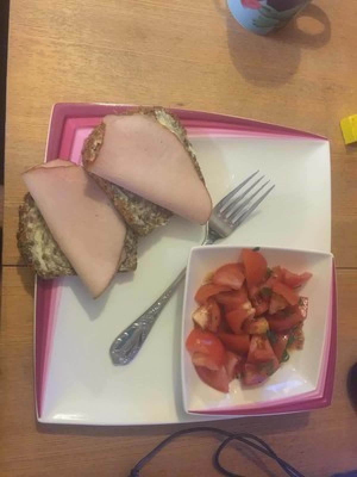 Przepis na Kanapka z szynką i surówka z pomidorów