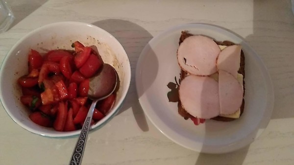 Przepis na Kanapka z szynką i surówka z pomidorów