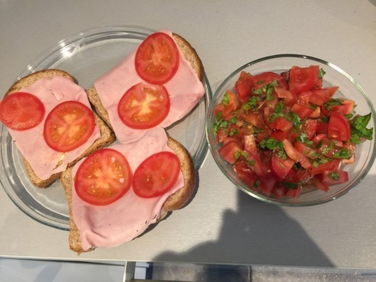 Przepis na Kanapka z szynką i surówka z pomidorów