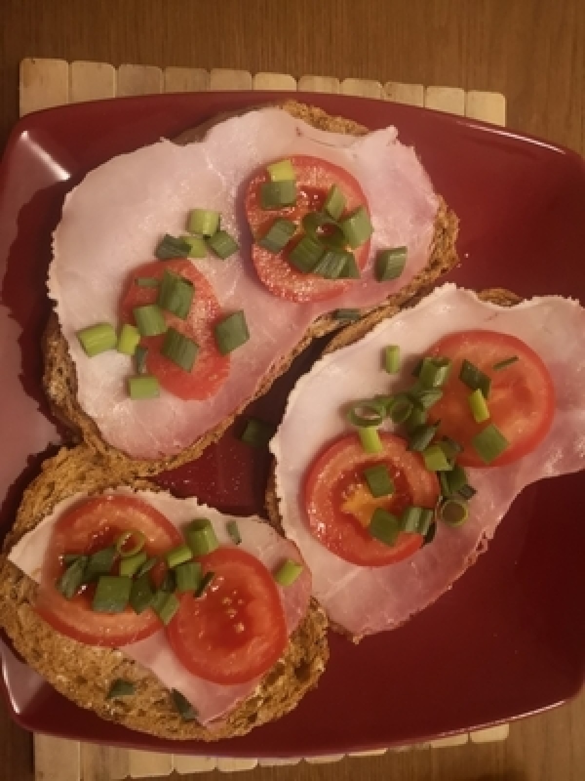 Przepis na Kanapka z szynką i surówka z pomidorów