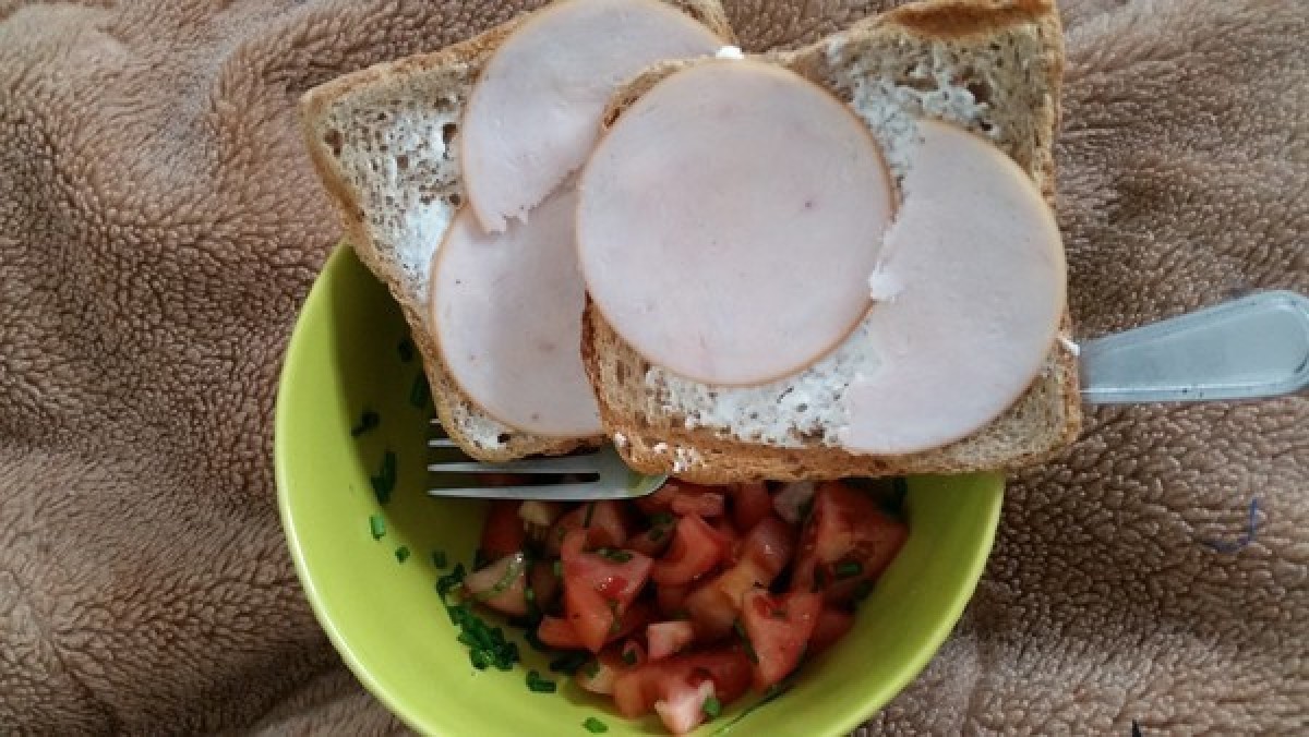 Przepis na Kanapka z szynką i surówka z pomidorów