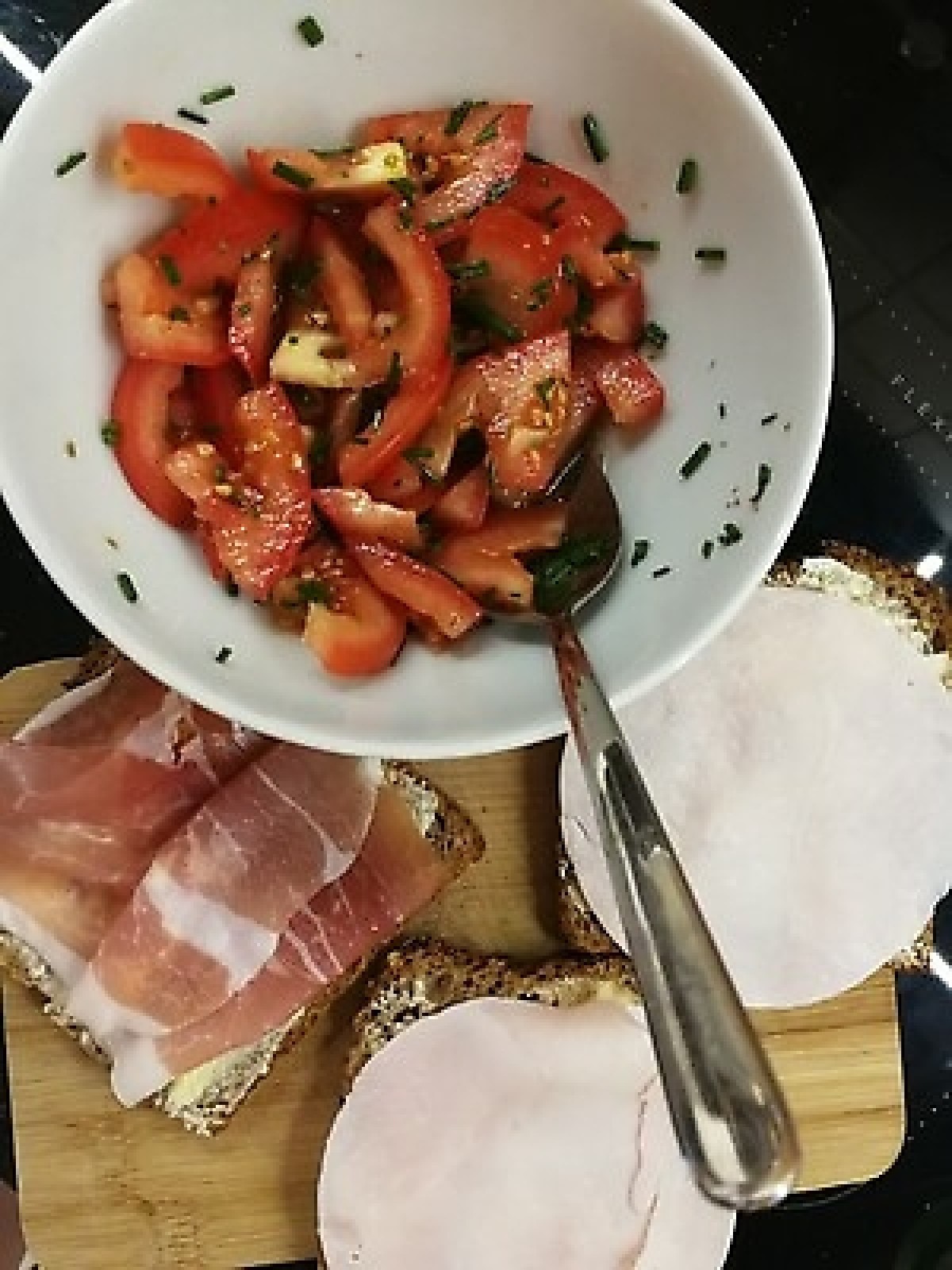 Przepis na Kanapka z szynką i surówka z pomidorów