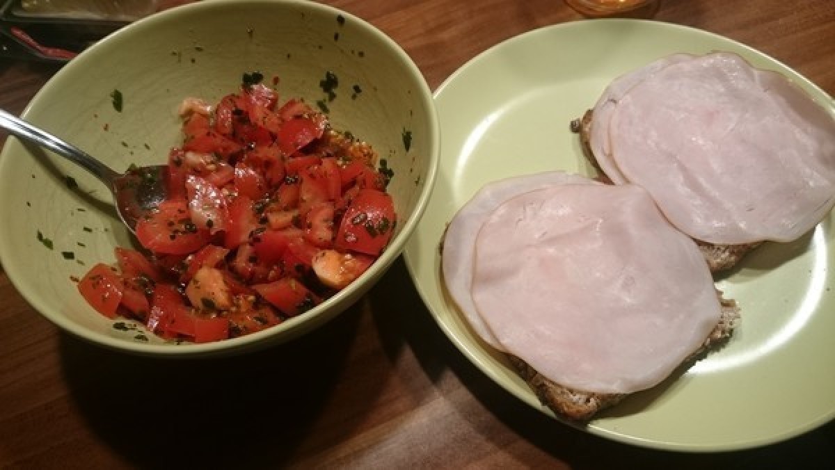 Przepis na Kanapka z szynką i surówka z pomidorów