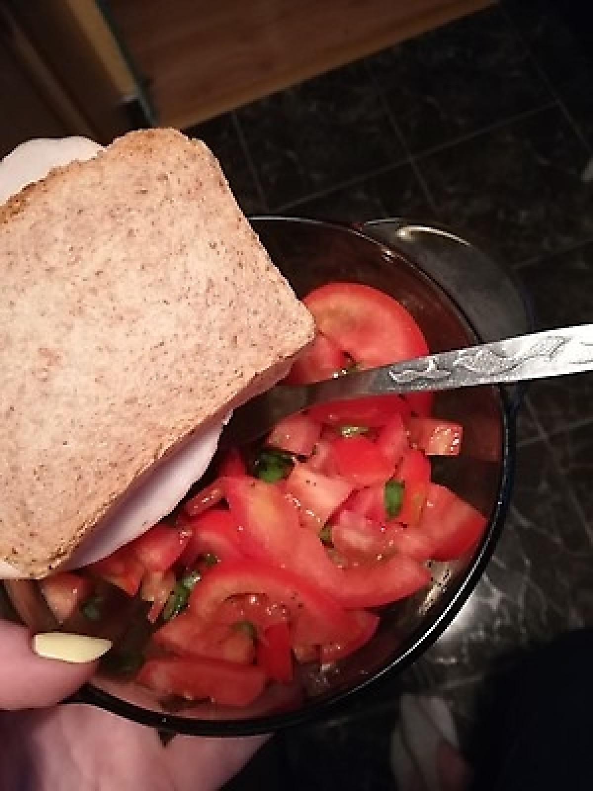 Przepis na Kanapka z szynką i surówka z pomidorów