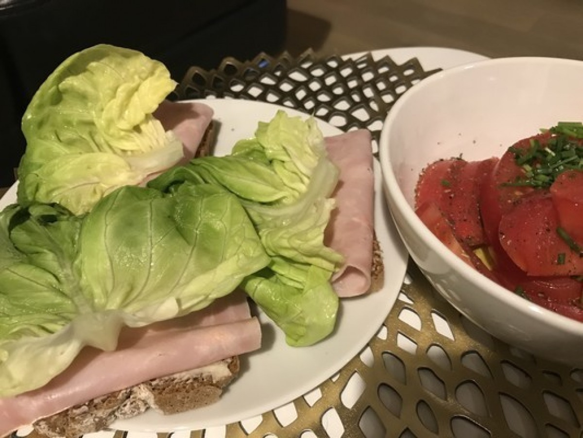 Przepis na Kanapka z szynką i surówka z pomidorów