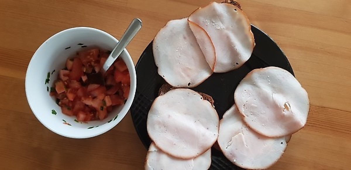 Przepis na Kanapka z szynką i surówka z pomidorów