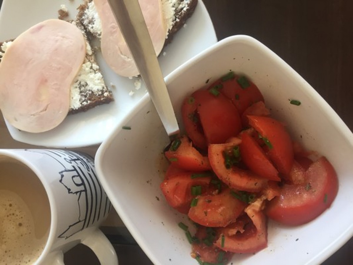 Przepis na Kanapka z szynką i surówka z pomidorów