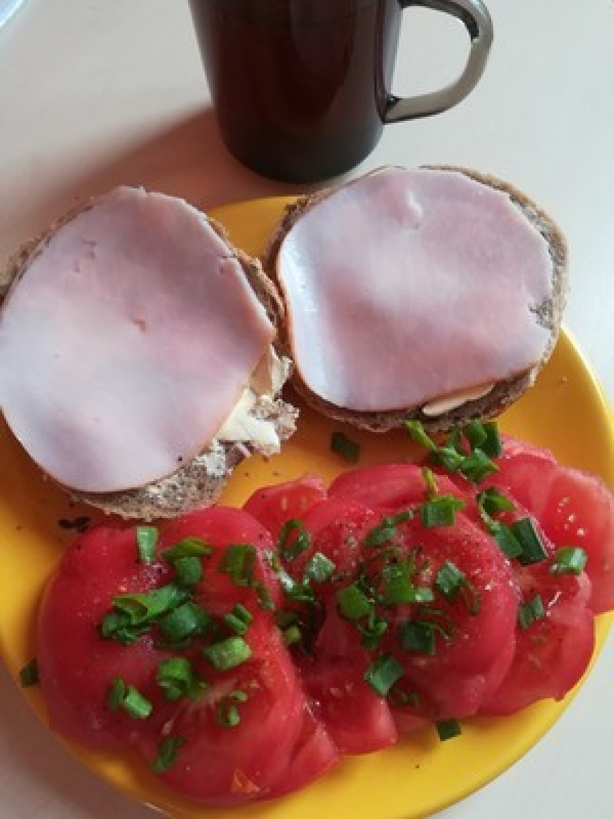 Przepis na Kanapka z szynką i surówka z pomidorów