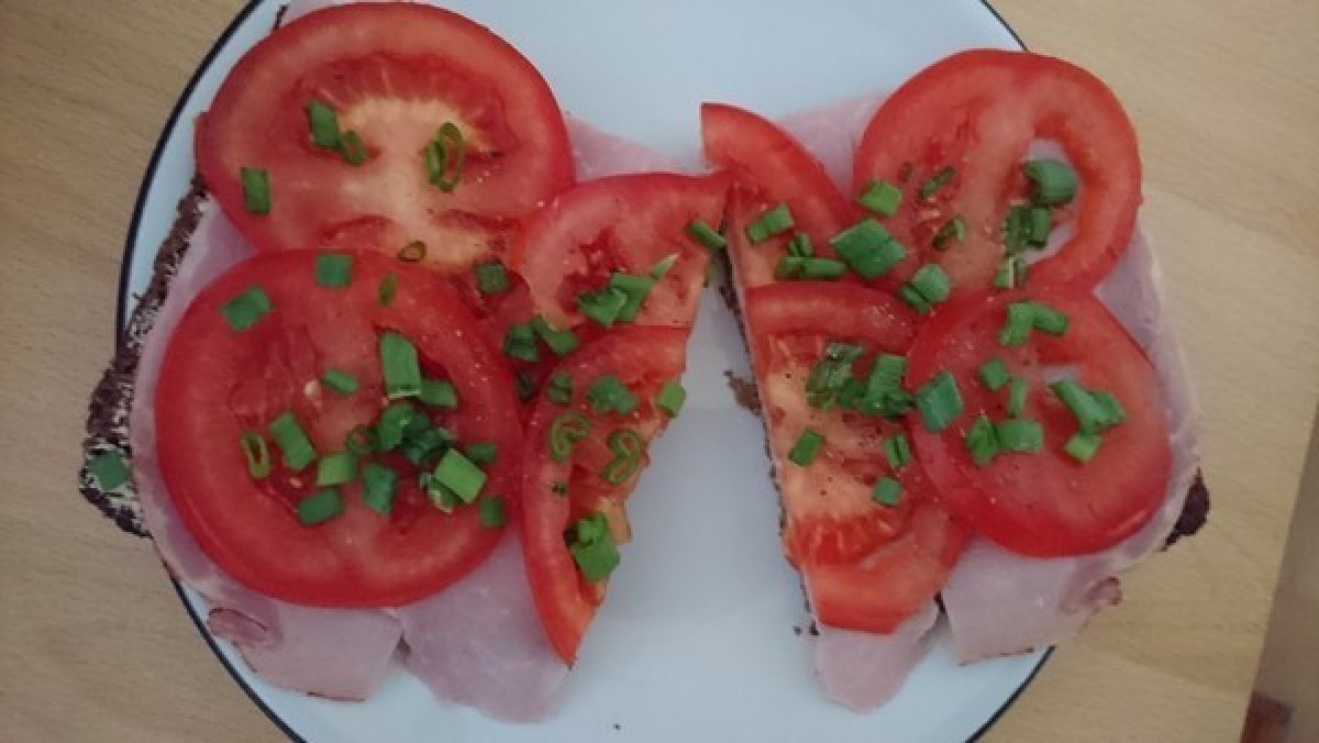 Przepis na Kanapka z szynką i surówka z pomidorów