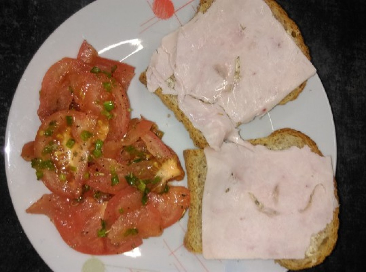 Przepis na Kanapka z szynką i surówka z pomidorów