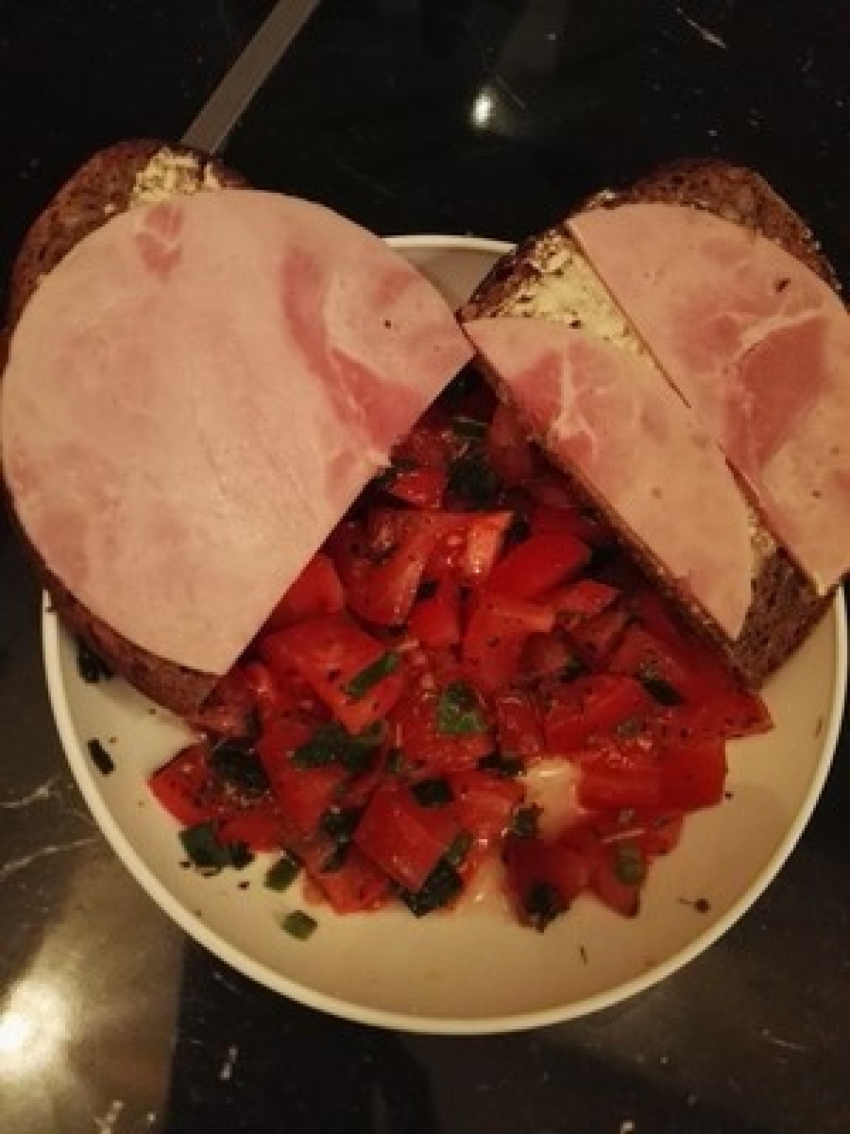 Przepis na Kanapka z szynką i surówka z pomidorów