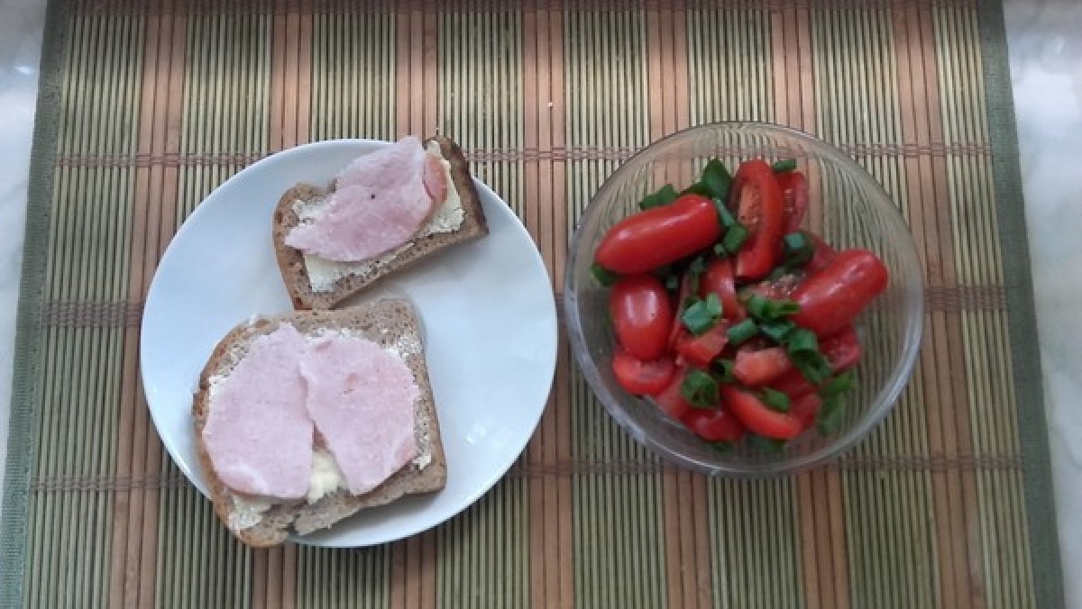 Przepis na Kanapka z szynką i surówka z pomidorów