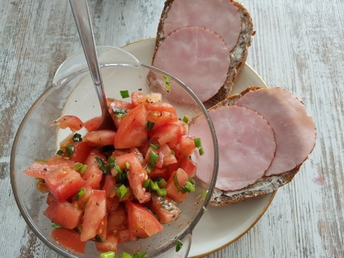 Przepis na Kanapka z szynką i surówka z pomidorów